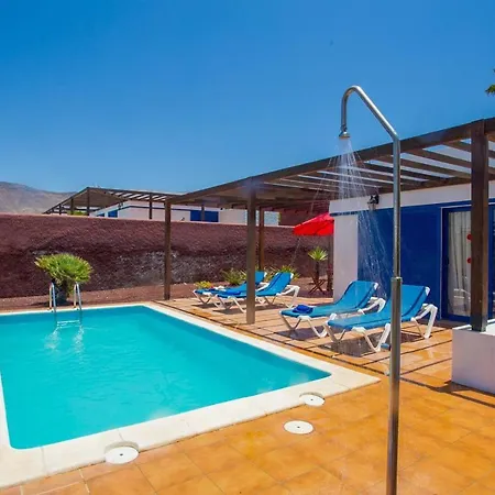 Playa Blanca Sleeps 4 Wifi Willa