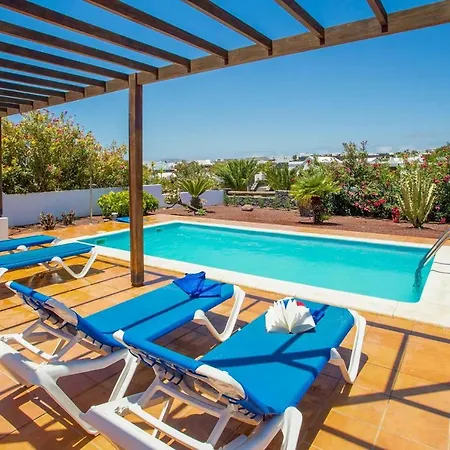 Playa Blanca Sleeps 4 Wifi Willa